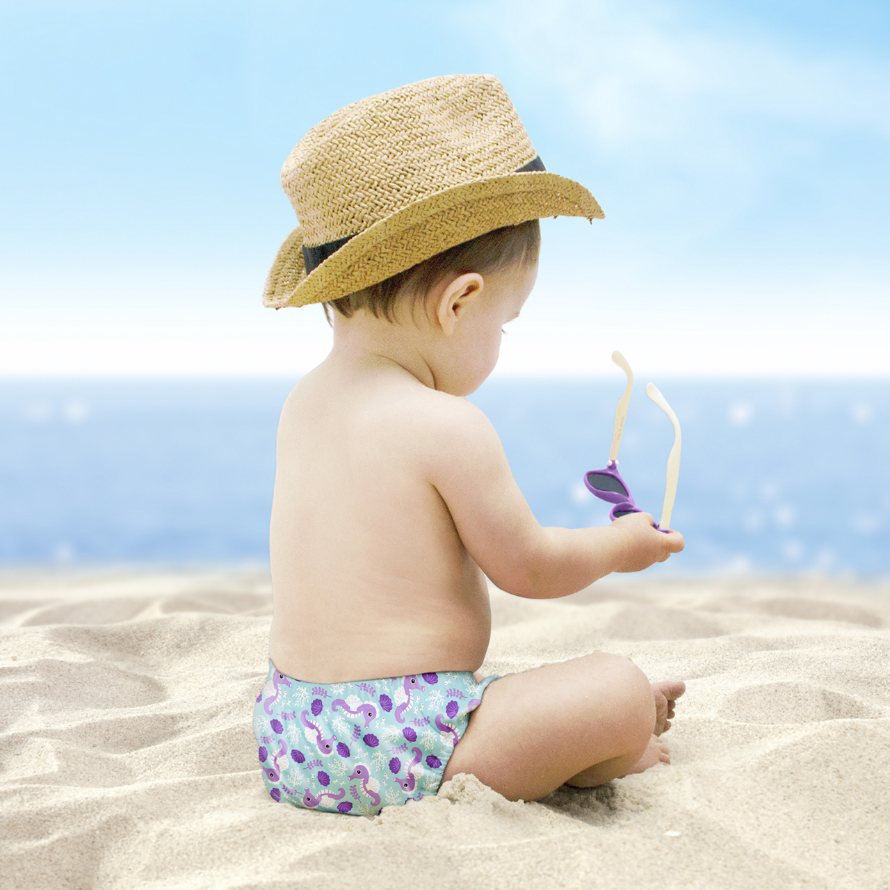 Joli Bébé Tout-petit Dans Une Casquette Et Un Maillot De Bain Essaie De  Nager Dans La Piscine Pour Enfants Banque D'Images et Photos Libres De  Droits. Image 185200488