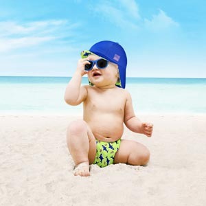 Casquette réversible pour bébé à la plage